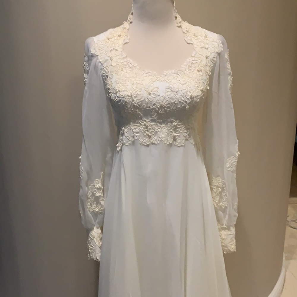 Vintage Wedding Dress. 4